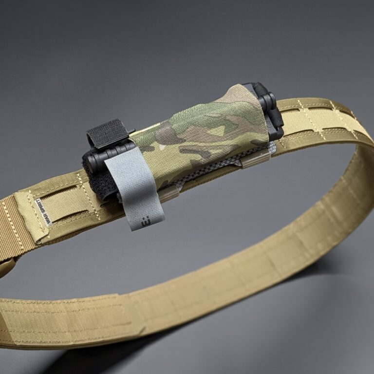 - Підсумок відкритого типу для турнікетів CAT , SOF-T , SAM XT. - Передбачений фіксатор для маркера. - Конструкція кріплення передбачає вертикальну та горизонтальну фіксацію холдера на споряджені. - В основі жорсткий каркас, з полімерного матеріалу tegris - Еластична основа верху забезпечує фіксацію турнікетів без додаткових елементів кріплення за рахунок компресійного тиску. - Відкриті сторони підсумка дозволяють швидко фіксувати та вилучати вміст з обох боків . Монтаж даного типу призначений для розвантажувальних систем , РПС , тактичних ременів оснащених моллє системою, поясних ременів. Матеріали: - Ламінована кордура SQUADRON ® - Елементи фіксації VELCRO® - Tegris® Основні габарити виробу - 12×5×3